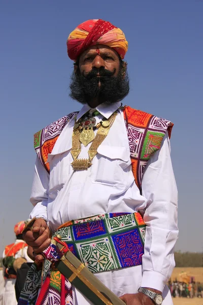 JAISALMER, INDIA - 16 DE FEBRERO: Un hombre no identificado participa en la competencia Mr. Desert el 16 de febrero de 2011 en Jaisalmer, India. El propósito principal de este Festival es mostrar la cultura colorida de Rajastán — Foto de Stock