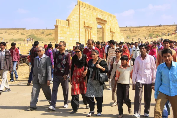 JAISALMER, INDIA - 17 DE FEBRERO: Personas no identificadas caminan desde el Desert Festival el 17 de febrero de 2011 en Jaisalmer, India. El propósito principal del Festival es mostrar la cultura colorida de Rajastán —  Fotos de Stock