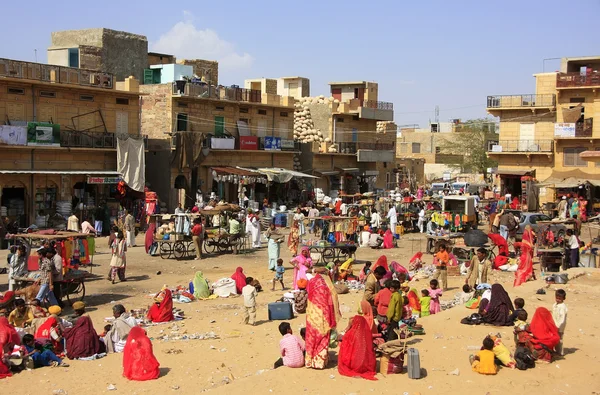 JAISALMER, INDIA-17 DE FEBRERO: Personas no identificadas se sientan en el mercado el 17 de febrero de 2011 en Jaisalmer, India. Jaisalmer se llama la "Ciudad Dorada" debido a la piedra arenisca amarilla utilizada en la arquitectura — Foto de Stock