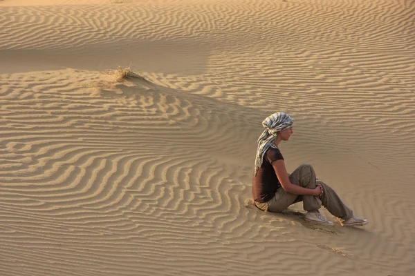 Młoda kobieta siedząca na wydmy, pustyni Thar, Jaisalmer, Indie — Zdjęcie stockowe