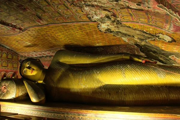 Reclining Buddha at Golden Temple of Dambulla in Sri Lanka — Stock Photo, Image