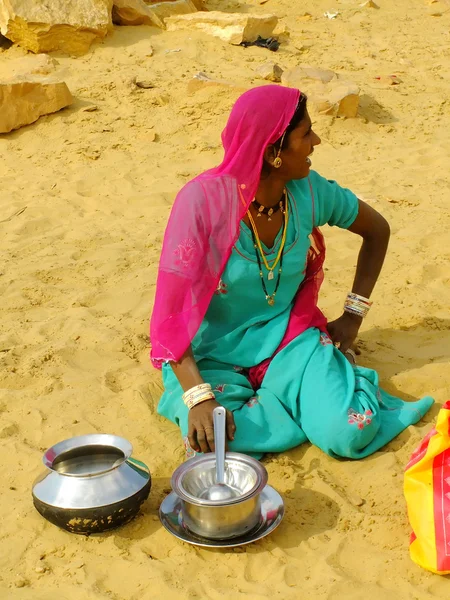ДЖАЙСАЛЬМЕР, Индия - 18 февраля 2011 года неизвестная женщина сидит на песке в традиционной деревне в пустыне Тар, Индия. Пустыня Тар образует естественную границу между Индией и Пакистаном . — стоковое фото