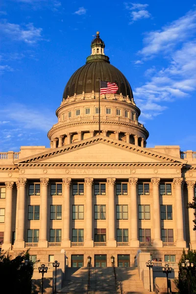 Utah State Capitol z ciepłym wieczorem światło, Salt Lake City — Zdjęcie stockowe