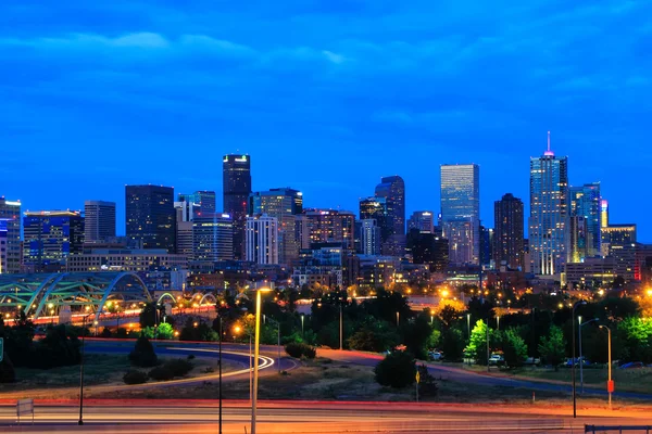 Skyline of Denver por la noche en Colorado, Estados Unidos . —  Fotos de Stock