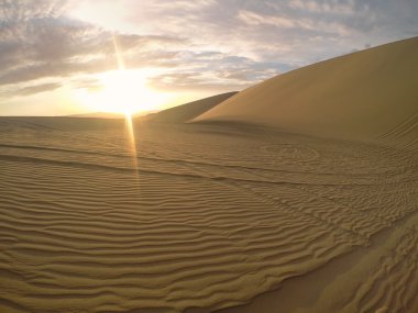 Kum tepeleri yakınındaki Huacachina, Ica bölge, Peru.