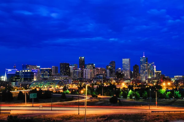 Skyline van Denver's nachts in Colorado, Usa. — Stockfoto