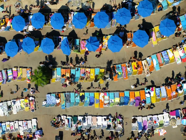 Solstolar och parasoller på äventyrsbad — Stockfoto