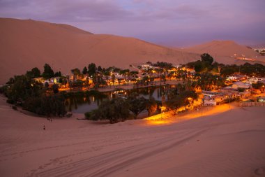 Huacachina bir vaha, gece, Ica bölge, Peru.