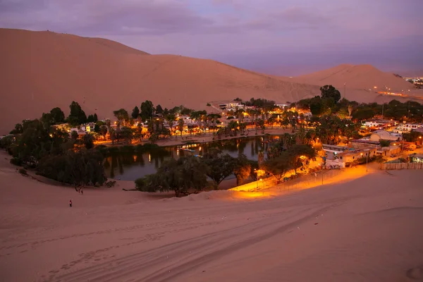 Oasi di Huacachina di notte, regione Ica, Perù . — Foto Stock