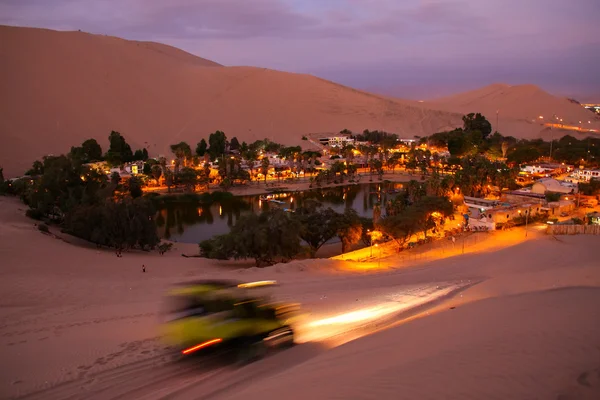 Huacachina bir vaha, gece, Ica bölge, Peru.