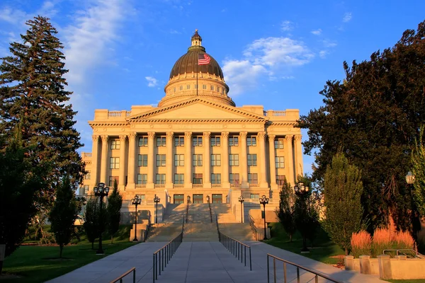Utah Capitólio do Estado com luz quente da noite, Salt Lake City — Fotografia de Stock