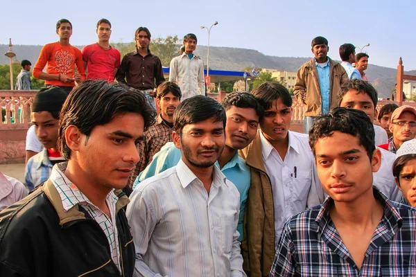 Grupo de jóvenes indios de pie cerca del lago Man Sagar en Jaipur —  Fotos de Stock