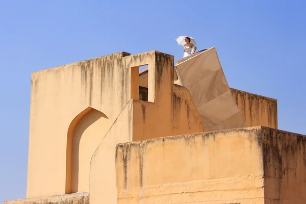 Bir kişiyle Jantar Mantar Jaipur şehrinde en büyük güneş saati detay — Stok fotoğraf