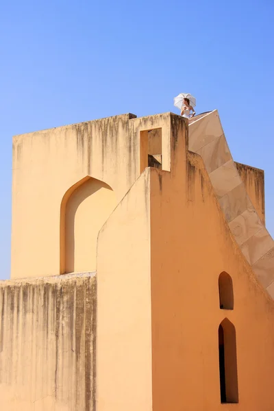 Detail of largest sundial with a person, Jantar Mantar in Jaipur — Stock Photo, Image
