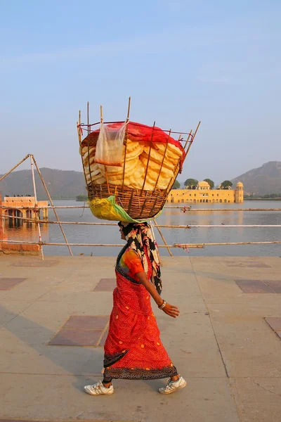 Mujer india con cesta en la cabeza caminando por el lago Man Sagar i —  Fotos de Stock