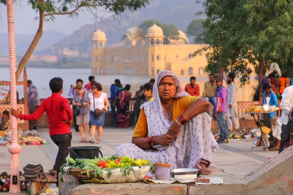 Indian woman selling vegetables at Man Sagar Lake in Jaipur, Ind — Stock Photo, Image