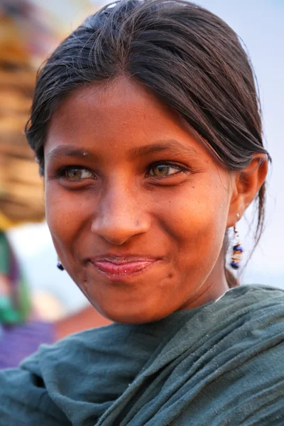 一个年轻的女孩微笑的肖像 — 图库照片