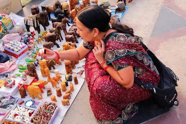 Індійська жінка для купівлі сувенірів в людині Сагар у Джайпурі, — стокове фото