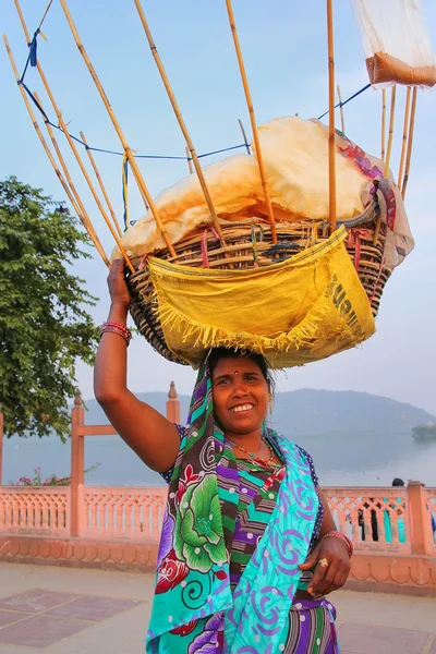 Indian woman with basket on her head selling snacks by Man Sagar — Stock Photo, Image