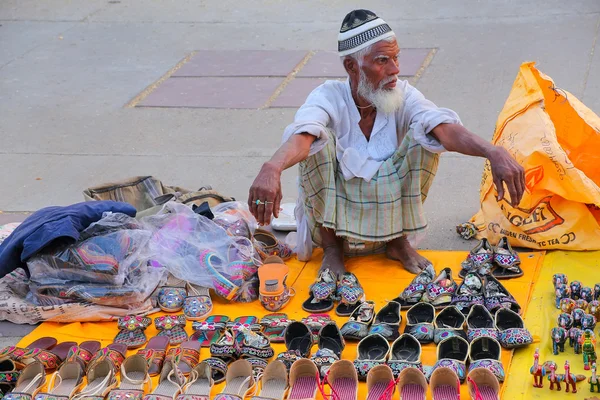 Местный торговец тапочками на рынке у озера Ман Сагар в Джа — стоковое фото
