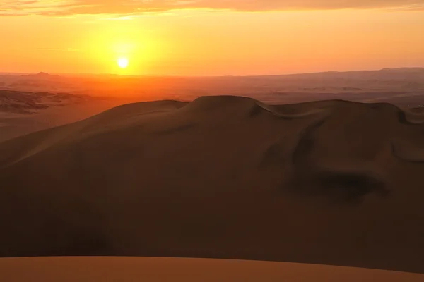 Sanddynerna nära Huacachina på solnedgången, Ica region, Peru. — Stockfoto