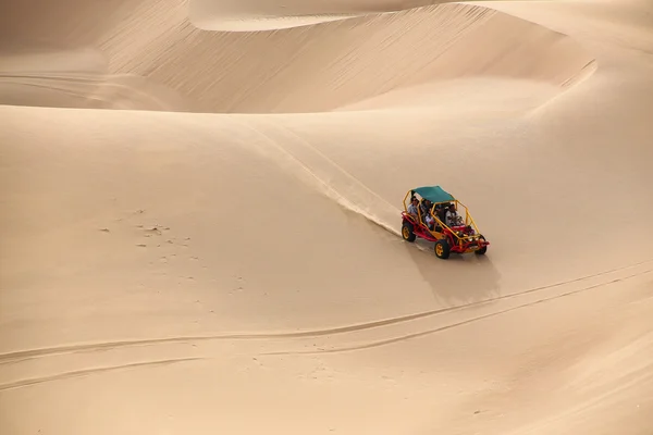 Dünenwagen in einer wüste in der nähe von huacachina, ica region, peru. — Stockfoto