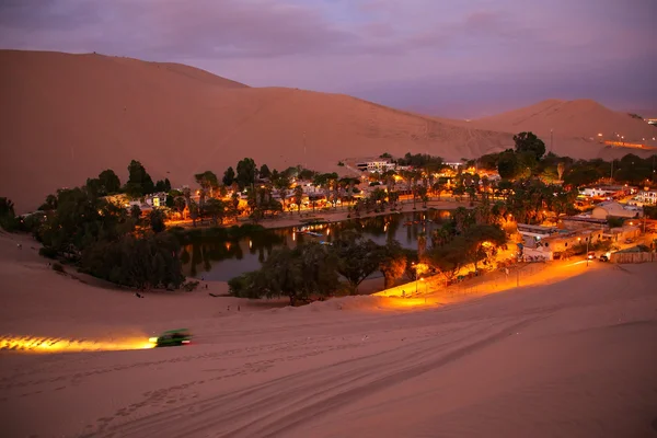 Oase van Huacachina nachts, regio Ica, Peru. — Stockfoto