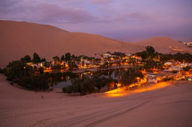 Huacachina bir vaha, gece, Ica bölge, Peru.