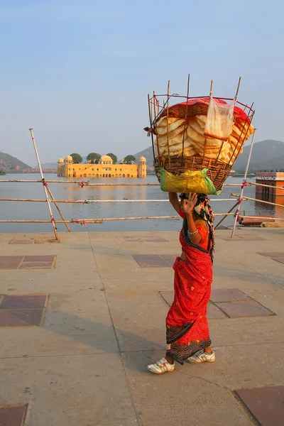 JAIPUR, INDIA - NOVEMBER 13: Unidentified woman with basket on her head walks by Man Sagar Lake on November 13, 2014 in Jaipur, India. Jaipur is the capital and largest city of Rajasthan. — Stock Photo, Image