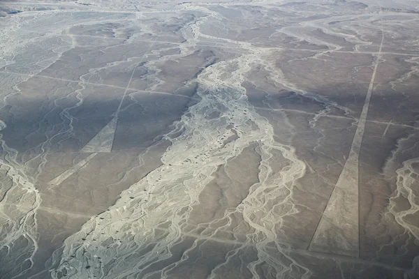 Vista aérea de las Líneas de Nazca - Legeoglifos triangulares en Perú . —  Fotos de Stock
