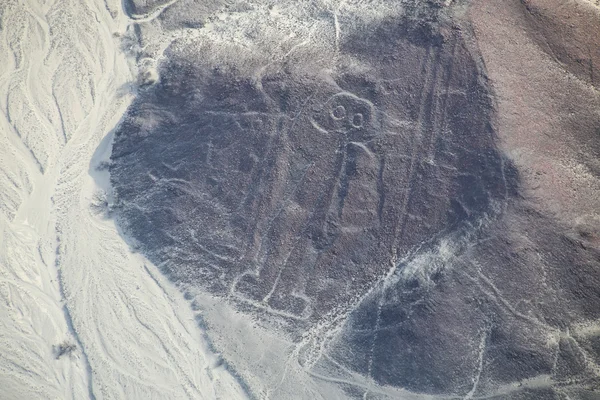 Letecký pohled na planině Nazca - Astronaut geoglyph, Peru. — Stock fotografie