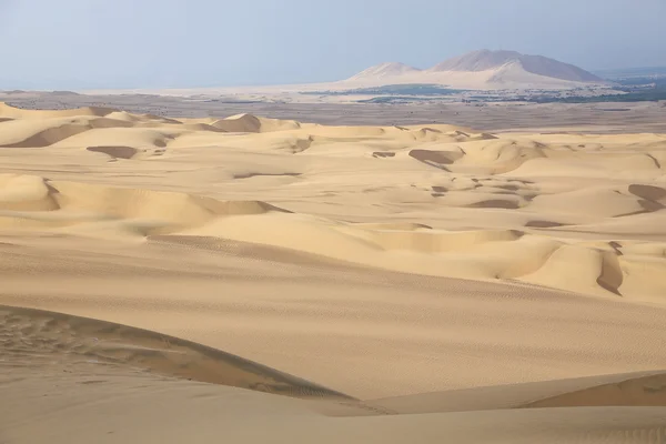 Kum tepeleri yakınındaki Huacachina, Ica bölge, Peru. — Stok fotoğraf