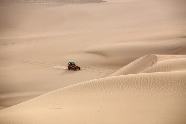 Песчаные дюны рядом с Huacachina, регион Ика, Перу . — стоковое фото