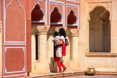 Jaipur, Hindistan - Şubat 27: Çocuklu kimliği belirsiz kadın Şubat'ta Chandra Mahal yürüyor 27, 2011 Jaipur, Hindistan. Saray Jaipur Maharaja koltuk, Kachwaha Rajput klanBaşkanı oldu