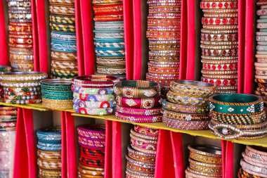 Jaipur, Hindistan şehir sarayın içine renkli bangels görünümünü
