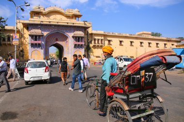 Jaipur, Hindistan - 14 Kasım: Kimliği belirsiz adam Kasım'da City Palace yakınlarında pedicab sürücüler 14, 2014 Jaipur, Hindistan. Saray Jaipur Maharaja koltuk, Kachwaha Rajput klanBaşkanı oldu