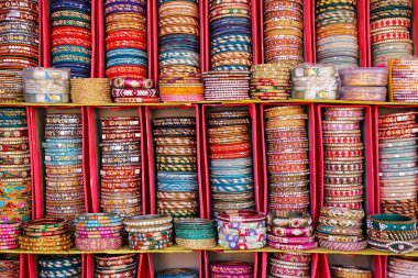 Jaipur, Hindistan şehir sarayın içine renkli bangels görünümünü