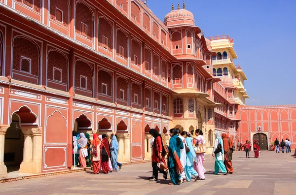 JAIPUR, INDE - 27 FÉVRIER : Des personnes non identifiées marchent à Chandra Mahal le 27 février 2011 à Jaipur, en Inde. Le palais était le siège du Maharaja de Jaipur, le chef du clan Kachwaha Rajput. . — Photo