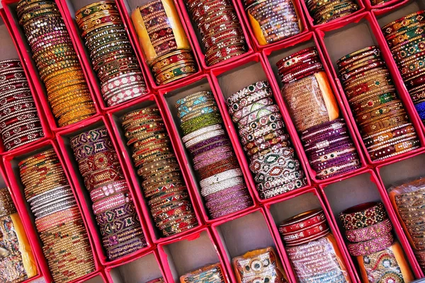 Exibição de bangels coloridos dentro do palácio da cidade em Jaipur, Índia — Fotografia de Stock