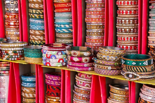Exibição de bangels coloridos dentro do palácio da cidade em Jaipur, Índia — Fotografia de Stock