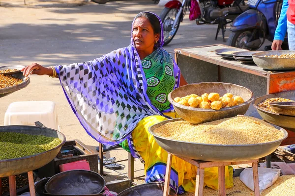 JAIPUR, INDIA - 14 NOVEMBRE: Una donna non identificata vende beni vicino al City Palace il 14 novembre 2014 a Jaipur, India. Jaipur è la capitale e la più grande città del Rajasthan . — Foto Stock