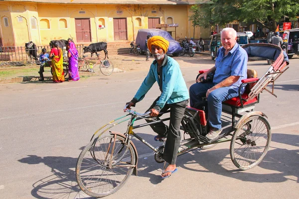 JAIPUR, INDIA - NOVEMBER 14: Unidentified man drives pedicab near City Palace on November 14, 2014 in Jaipur, India. Palace was the seat of the Maharaja of Jaipur, the head of the Kachwaha Rajput clan — Stock Photo, Image