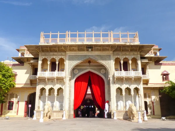 Jaipur, indien - 15. November: rajendra pol im Stadtpalast am 15. November 2014 in jaipur, indien. Palast war der Sitz des Maharadscha von Jaipur, dem Oberhaupt des Kachwaha-Rajput-Clans — Stockfoto