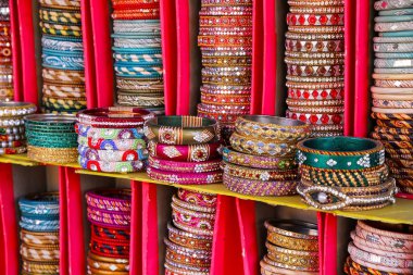 Jaipur, Hindistan şehir sarayın içine renkli bangels görünümünü