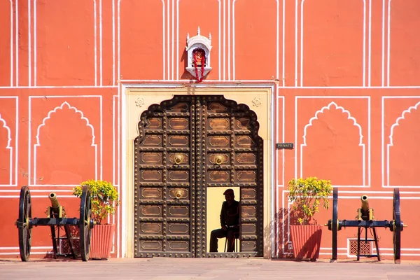 Gate with cannons at Chandra Mahal in Jaipur City Palace, Rajast — Stock Photo, Image