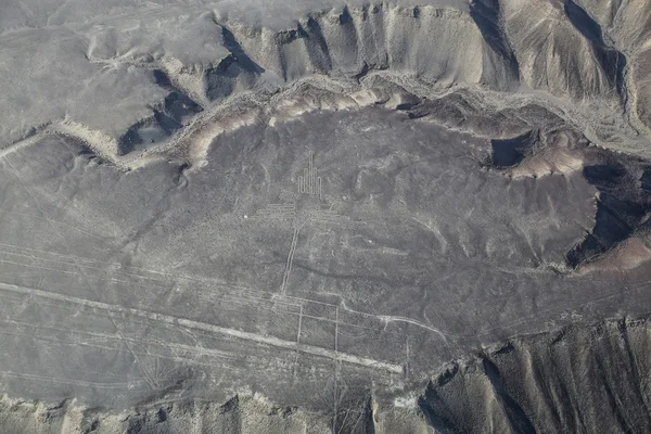 Letecký pohled na planině Nazca - kolibřík geoglyph, Peru. — Stock fotografie