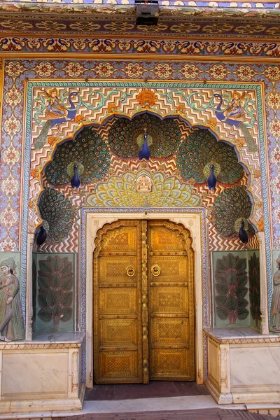 Puerta del pavo real en Pitam Niwas Chowk, Jaipur City Palace, Rajasthan —  Fotos de Stock