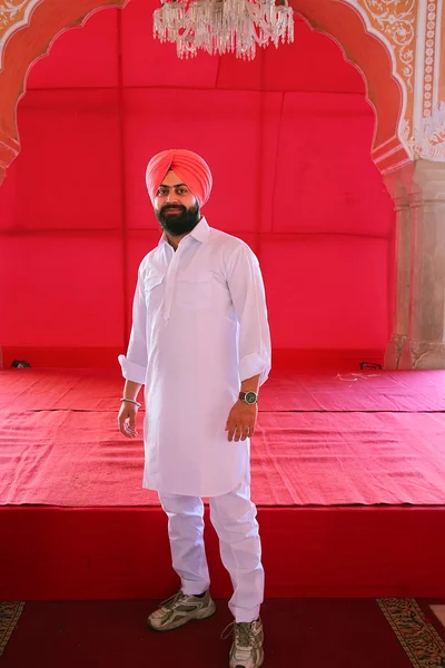 Local man standing in Diwan-i-Khas at Jaipur City Palace, Rajast — Stock Photo, Image