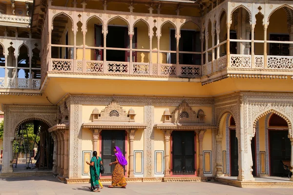 JAIPUR, INDIA - 15 DE NOVIEMBRE: Mujeres no identificadas caminan en el Palacio de la Ciudad el 15 de noviembre de 2014 en Jaipur, India. Palacio era la sede del Maharajá de Jaipur, el jefe del clan Kachwaha Rajput . — Foto de Stock