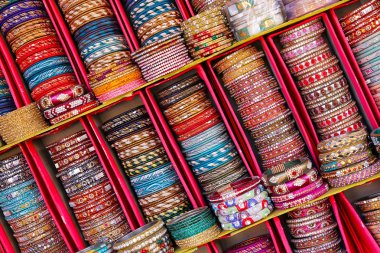 Jaipur, Hindistan şehir sarayın içine renkli bangels görünümünü